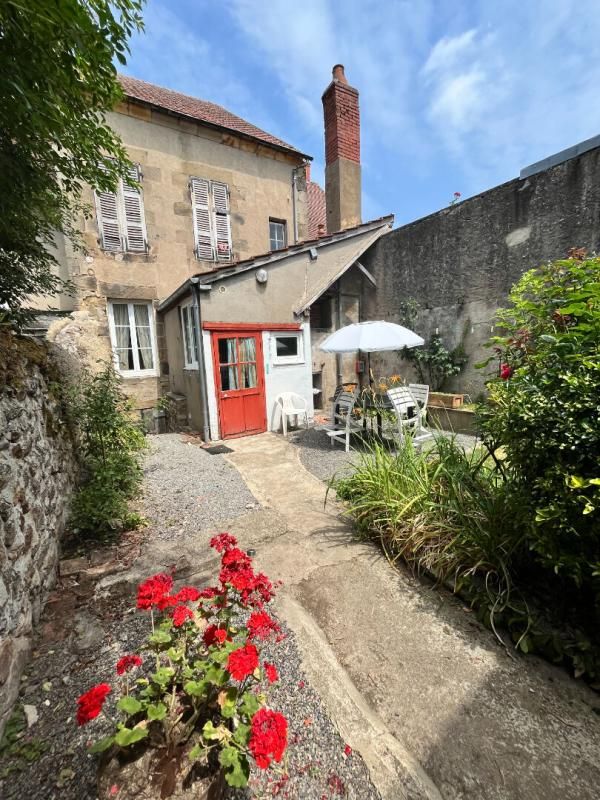 Le Montet Maison + Cour + cave +  Jardin + puits + garage + dépendances