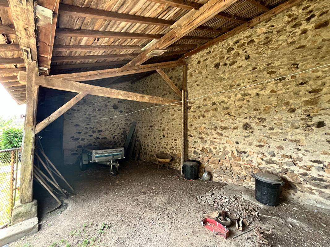 LE MONTET Le Montet Maison + Cour + cave + Jardin + puits + garage + dépendances 4