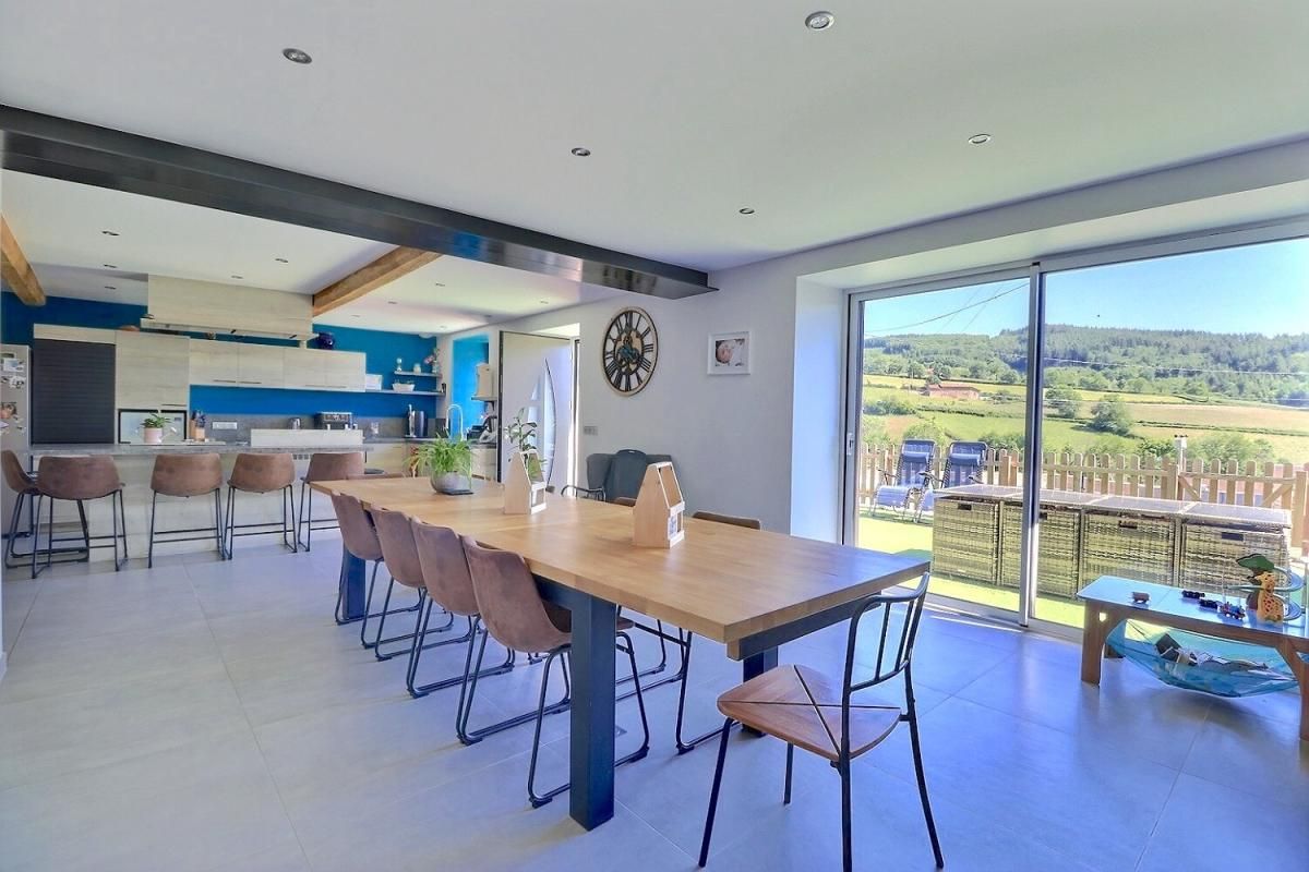 Vaste maison rénovée à proximité des écoles et commerces