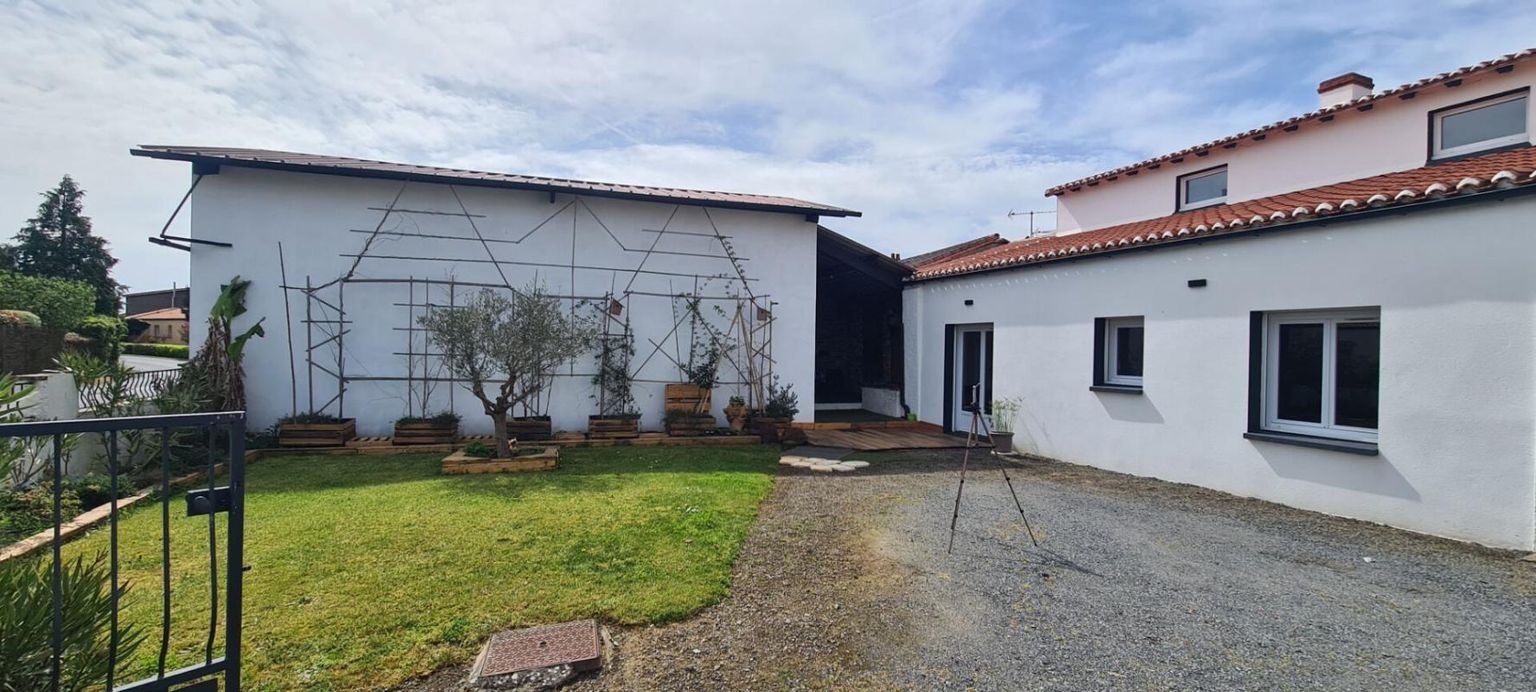 GORGES Maison Gorges 5 P . 3 Chs . 1 Bureau . 93 M² . T 507 M² . Garage . Cave . Préau 2