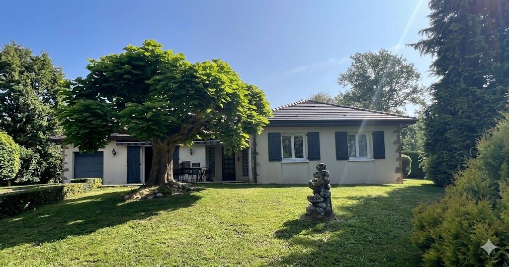 SAINT-MATHIEU Maison contemporaine à Saint Mathieu avec 1,3 ha arboré avec piscine chauffée et pool house 1