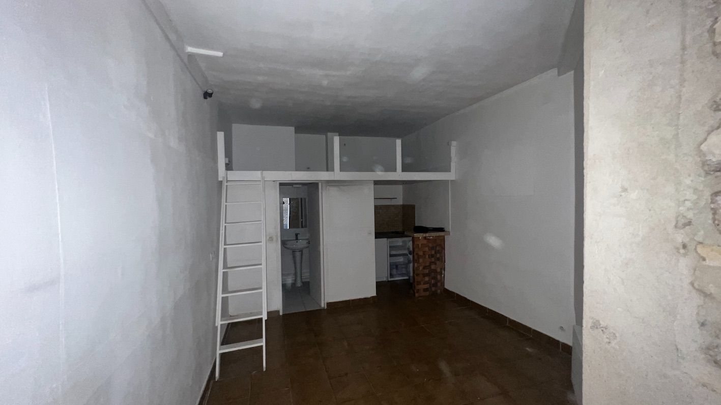 PARIS-15E-ARRONDISSEMENT 75015 PARIS, Rue du Commerce - Local 20 m² sur cour 2