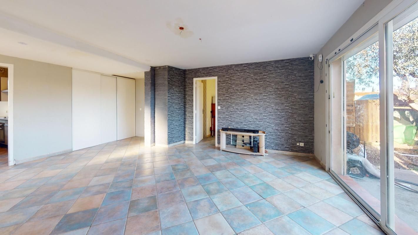 Espira grand  T3 en RDC avec extérieur