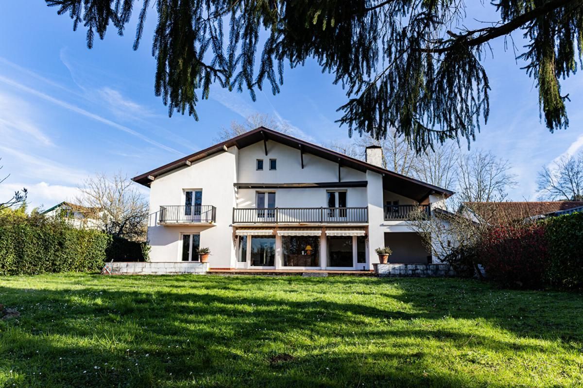 Maison d'architecte 6 chambres + appartement indépendant / Spa /Grand parc / Idéal Famille ou Investisseurs. Fort potentiel locatif