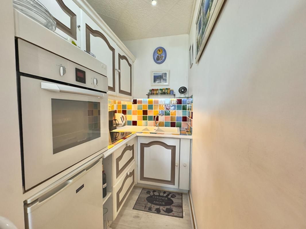 LE LAVANDOU Appartement deux pièces aperçu mer à vendre  centre ville Le Lavandou 2