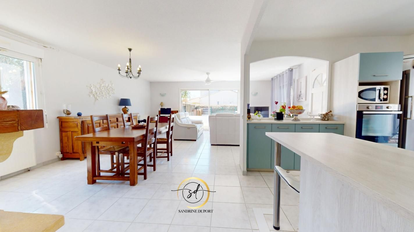 MILLAS Millas Villa plain pied 4 faces 3 chambres piscine garage + carport quartier calme 2