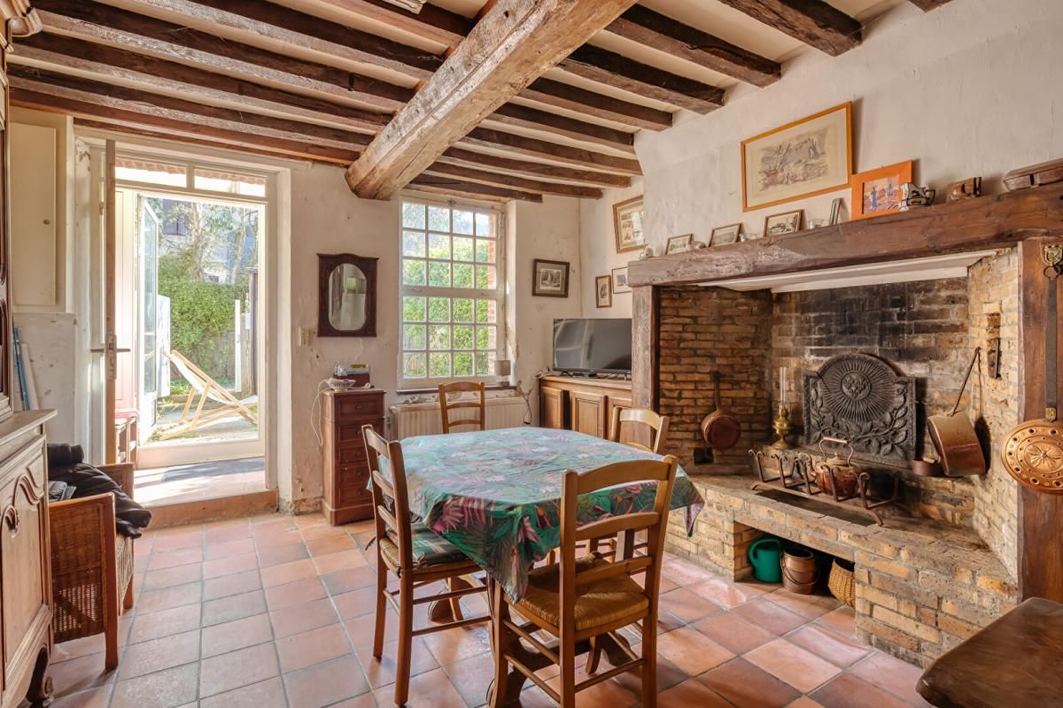 Etretat centre, au calme avec beau cachet, maison de pêcheur avec travaux, courette