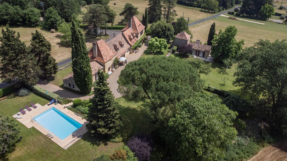 24150 Charmant Domaine , +/-392m2, 10 ch,  dépendance , piscine, +/-13ha