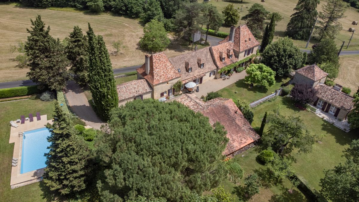 LALINDE 24150 Charmant Domaine , +/-392m2, 10 ch, dépendance , piscine, +/-13ha 2