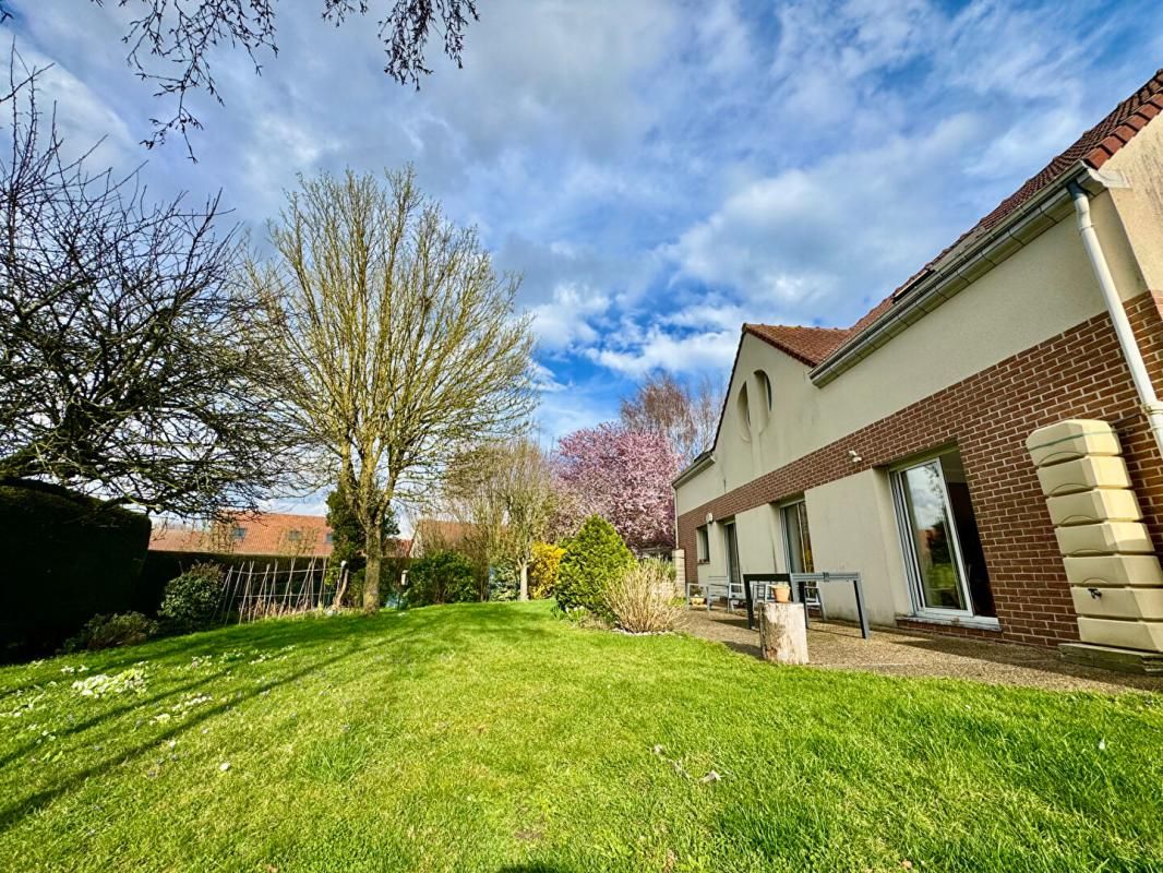 PAVILLON SALOUEL  7 chambres , 3 salles de bains, 220m2  , sous-sol complet , garage 2 voitures, jardin