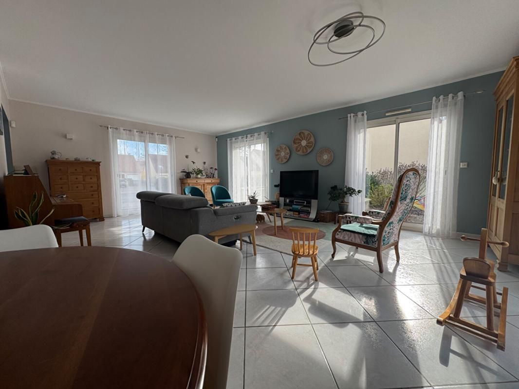 SALOUEL PAVILLON SALOUEL  7 chambres , 3 salles de bains, 220m2  , sous-sol complet , garage 2 voitures, jardin 3