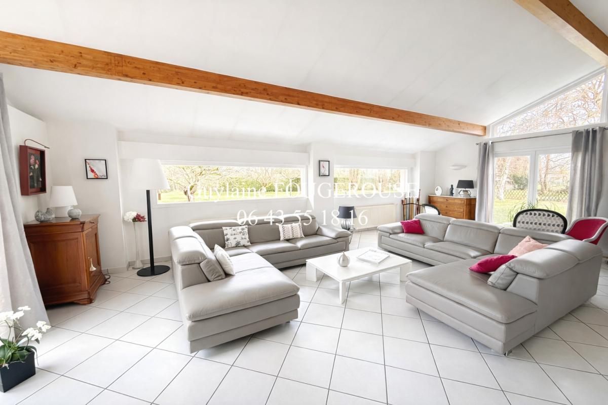 MONTBRISON Maison  13 pièce(s) 325 m2 4