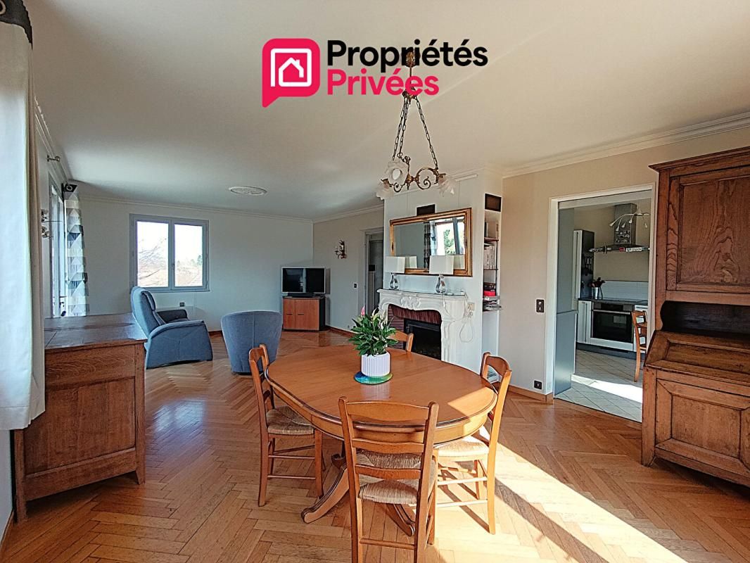 MARNAY Secteur limitrophe à MARNAY 70- Dans le Dépt 25 : Belle maison familiale de 193 m 2 habitables avec sous-sol complet. Vue panoramique. Terrain piscinable 3