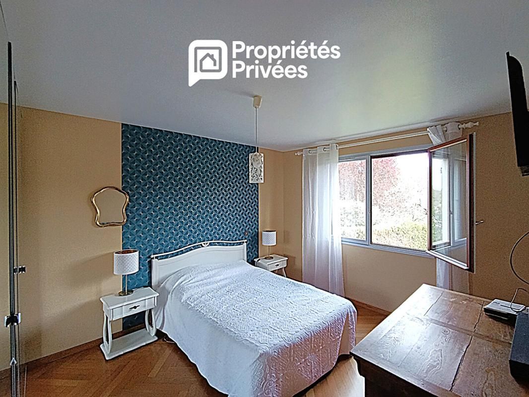 MARNAY Secteur limitrophe à MARNAY 70- Dans le Dépt 25 : Belle maison familiale de 193 m 2 habitables avec sous-sol complet. Vue panoramique. Terrain piscinable 4