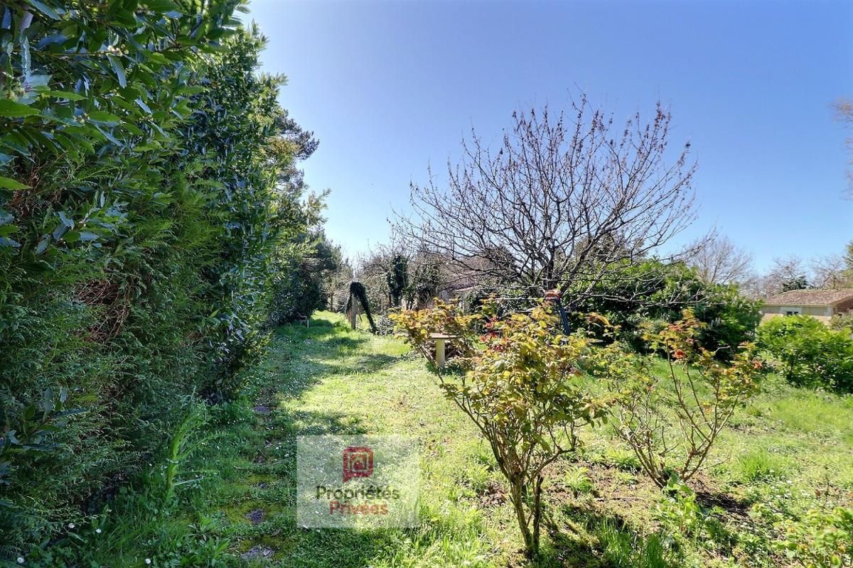 TONNAY-CHARENTE Maison de ville de 159 m2 sur 2 niveaux avec beau jardin paysager - atelier attenant - garage et dépendance 2