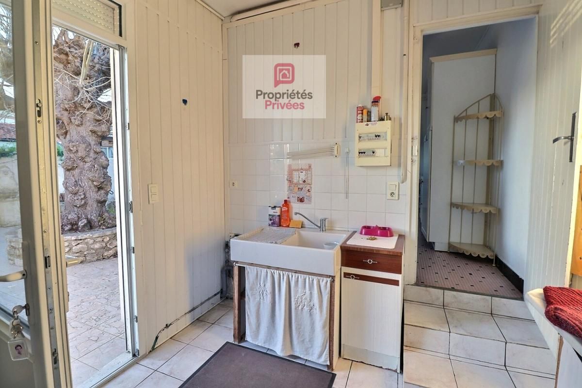 TONNAY-CHARENTE Maison de ville de 159 m2 sur 2 niveaux avec beau jardin paysager - atelier attenant - garage et dépendance 3