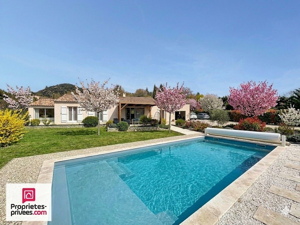 Villa T5 avec piscine et garage sur 2565 m² de terrain plat et clos