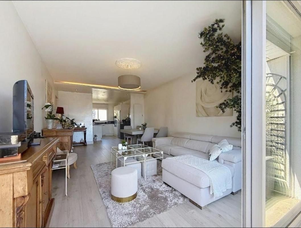 VANNES Appartement T3, 67.60 m2, très lumineux avec terrasse, garage et cave. Vannes centre, quartier Palais des Arts 4