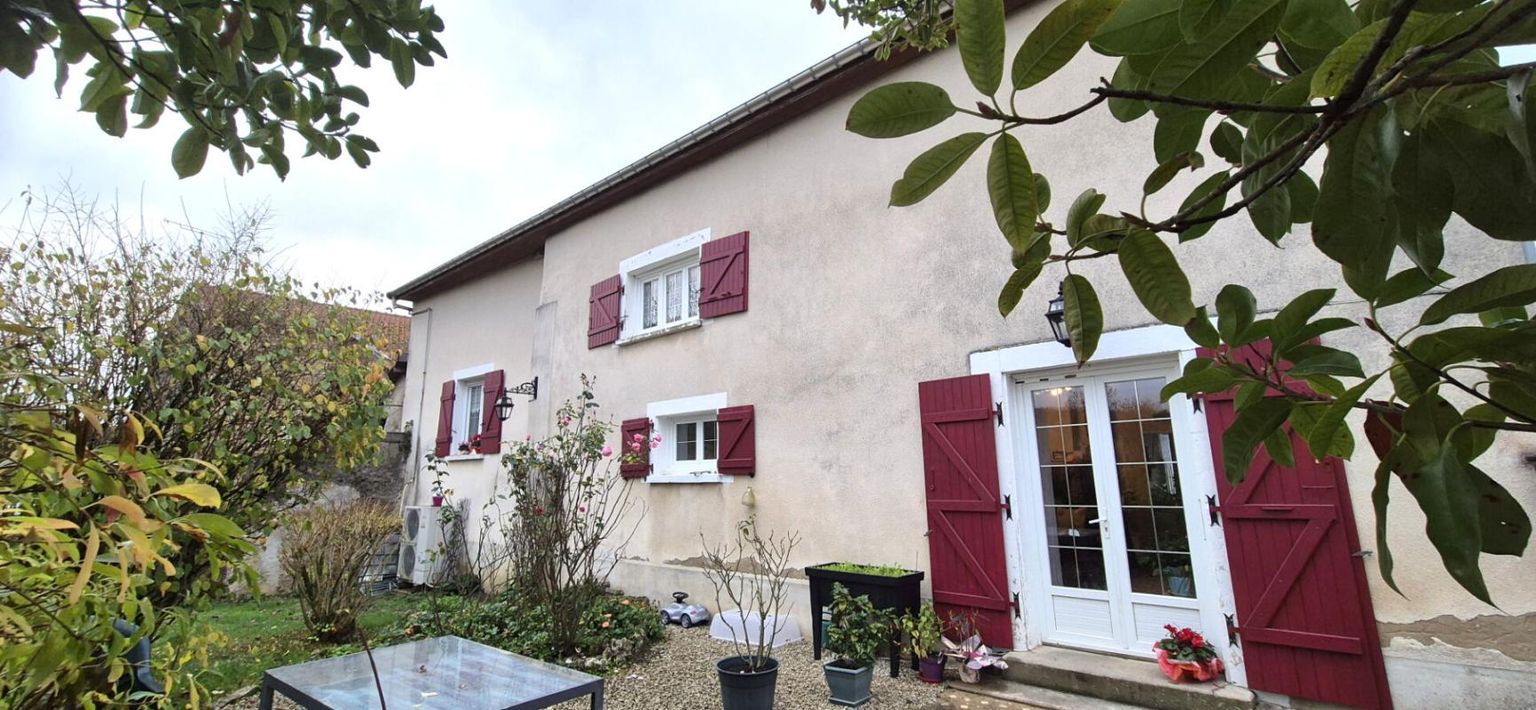 Belle Maison de Village et de Caractère de 1815 de 155 m² Rénover et Entretenue avec Goût avec sa Cour avant et Terrasse de 115 m², Grange et Garage de 80 m² avec Atelier, Buanderie, Chaufferie Pompe à Chaleur+Bois centrale, Cave de 28 m², Bûcher et Terra