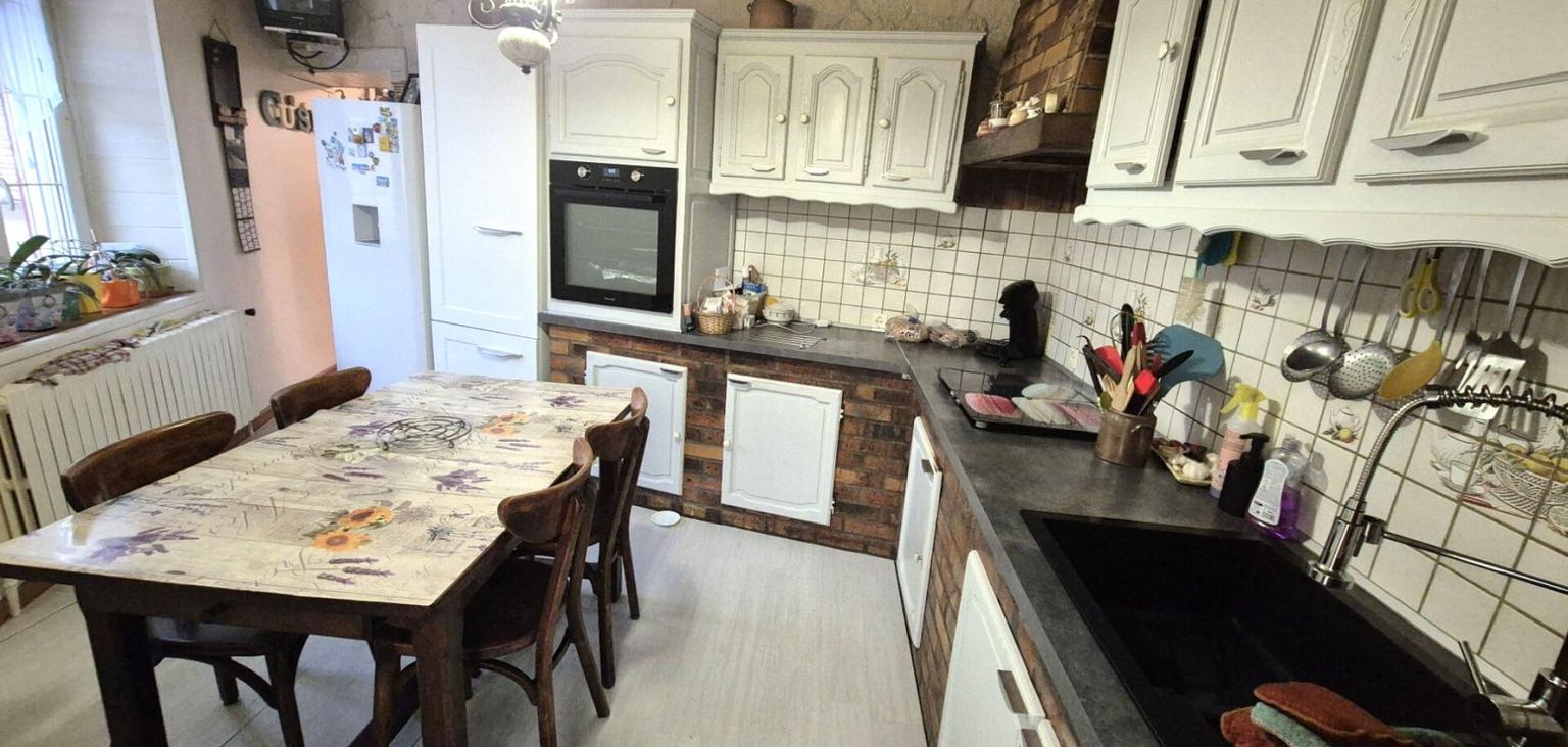 COURCELLES-SUR-BLAISE Belle Maison de Village et de Caractère de 1815 de 155 m² Rénover et Entretenue avec Goût avec sa Cour avant et Terrasse de 115 m², Grange et Garage de 80 m² avec Atelier, Buanderie, Chaufferie Pompe à Chaleur+Bois centrale, Cave de 28 m², Bûcher et Terra 3