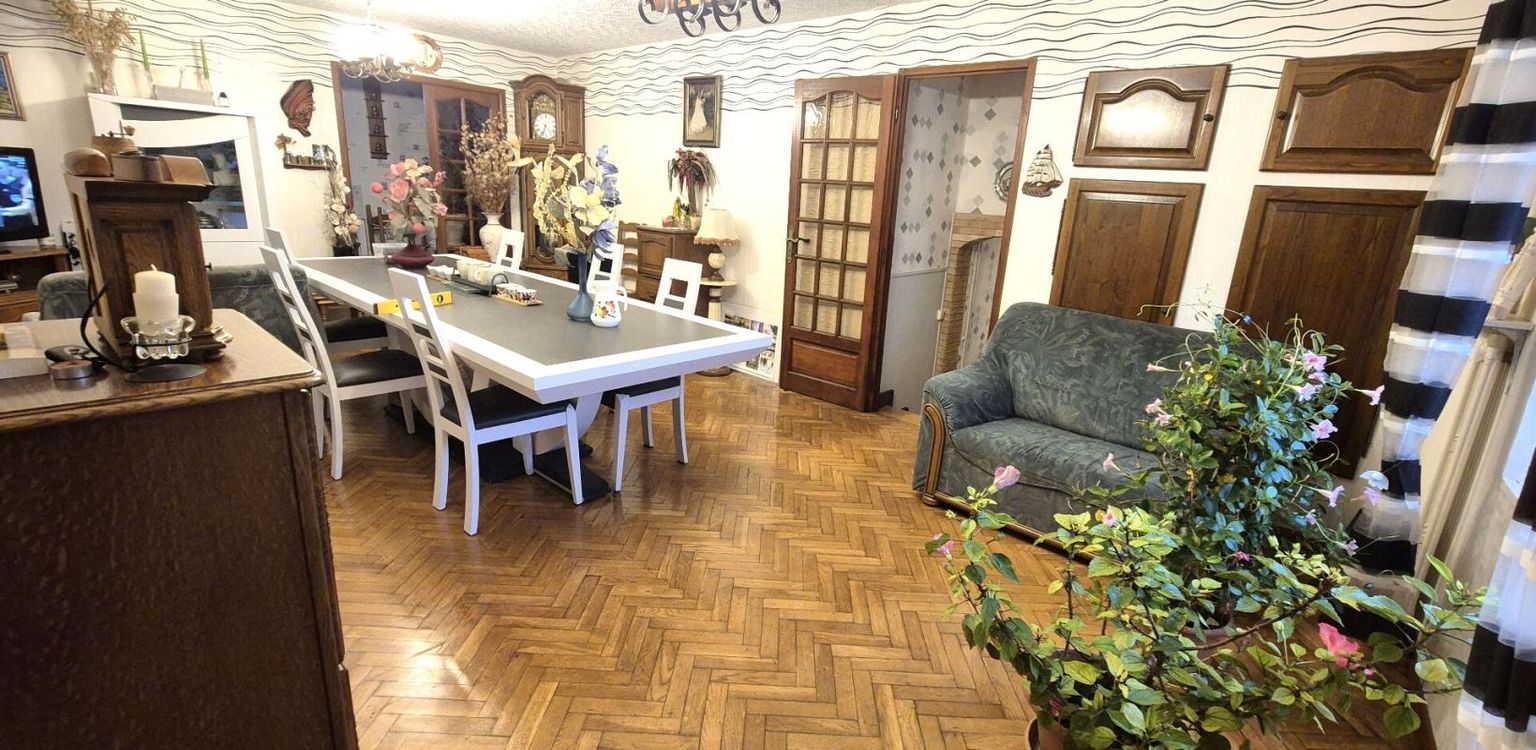 COURCELLES-SUR-BLAISE Belle Maison de Village et de Caractère de 1815 de 155 m² Rénover et Entretenue avec Goût avec sa Cour avant et Terrasse de 115 m², Grange et Garage de 80 m² avec Atelier, Buanderie, Chaufferie Pompe à Chaleur+Bois centrale, Cave de 28 m², Bûcher et Terra 4