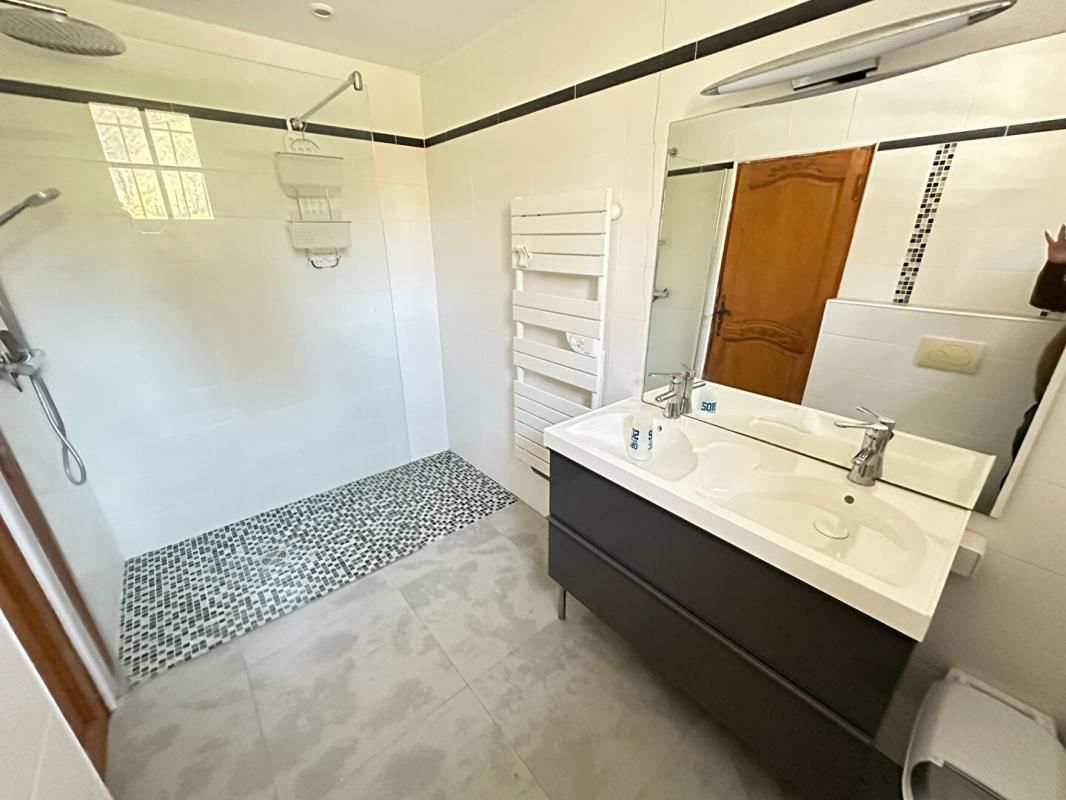 CADOLIVE EXCLUSIVITÉ  Maison avec piscine, garage  grand terrain 4