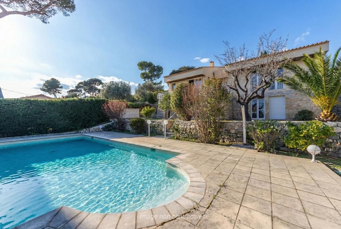 Villa mitoyenne Mougins limite Le Cannet 4 pièces 110 m2, terrasse et jardin
