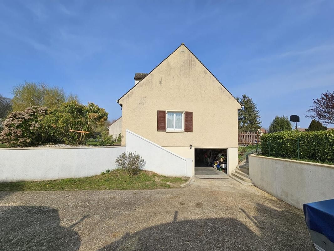 HOUDAN Houdan 5 mn / Maison familiale 6 chambres / Sous-sol total 4