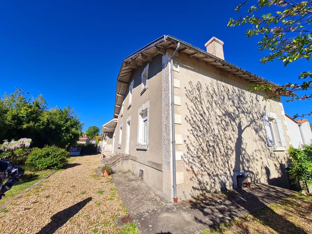 SAINT-SEVERIN AUTHENTIQUE CHARENTAISE RENOVEE   3ch, veranda, 5000m2 de terrain, 2 garages 1