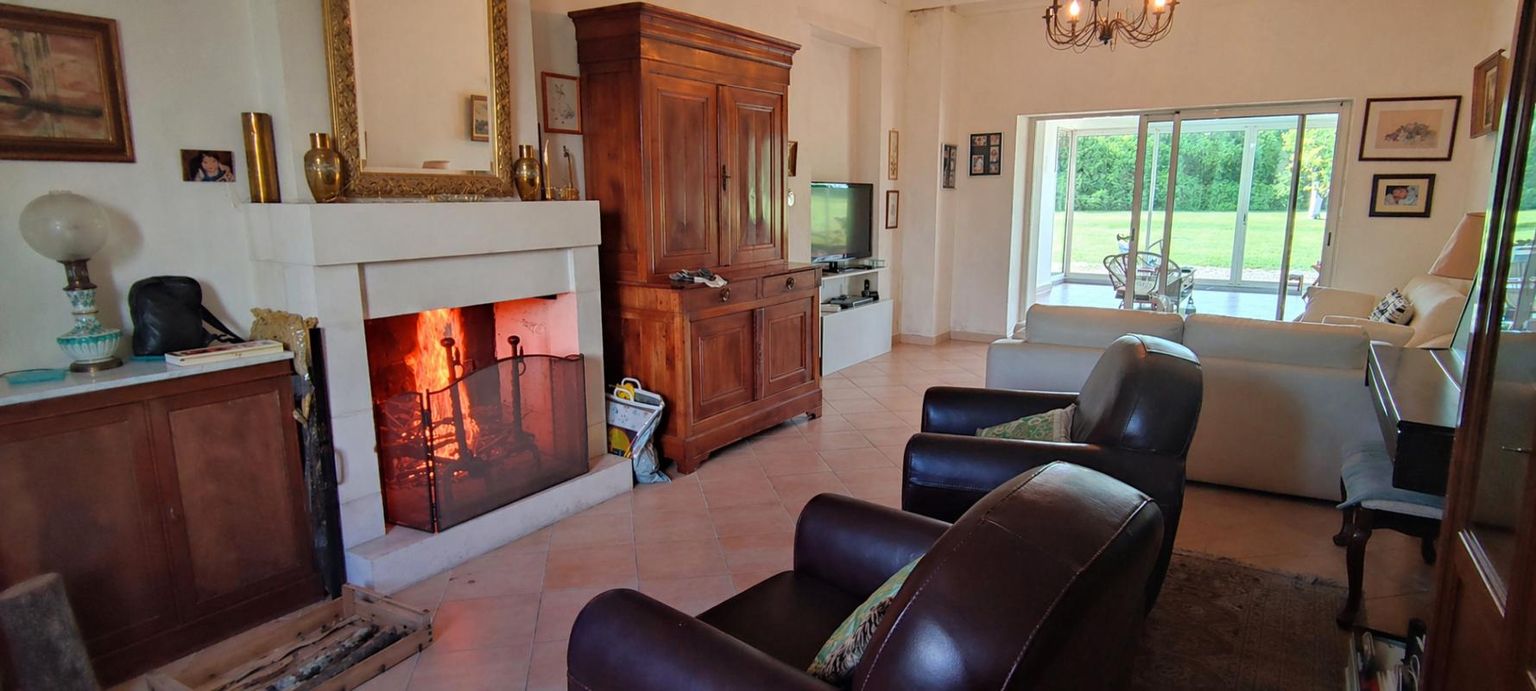 SAINT-SEVERIN AUTHENTIQUE CHARENTAISE RENOVEE   3ch, veranda, 5000m2 de terrain, 2 garages 3