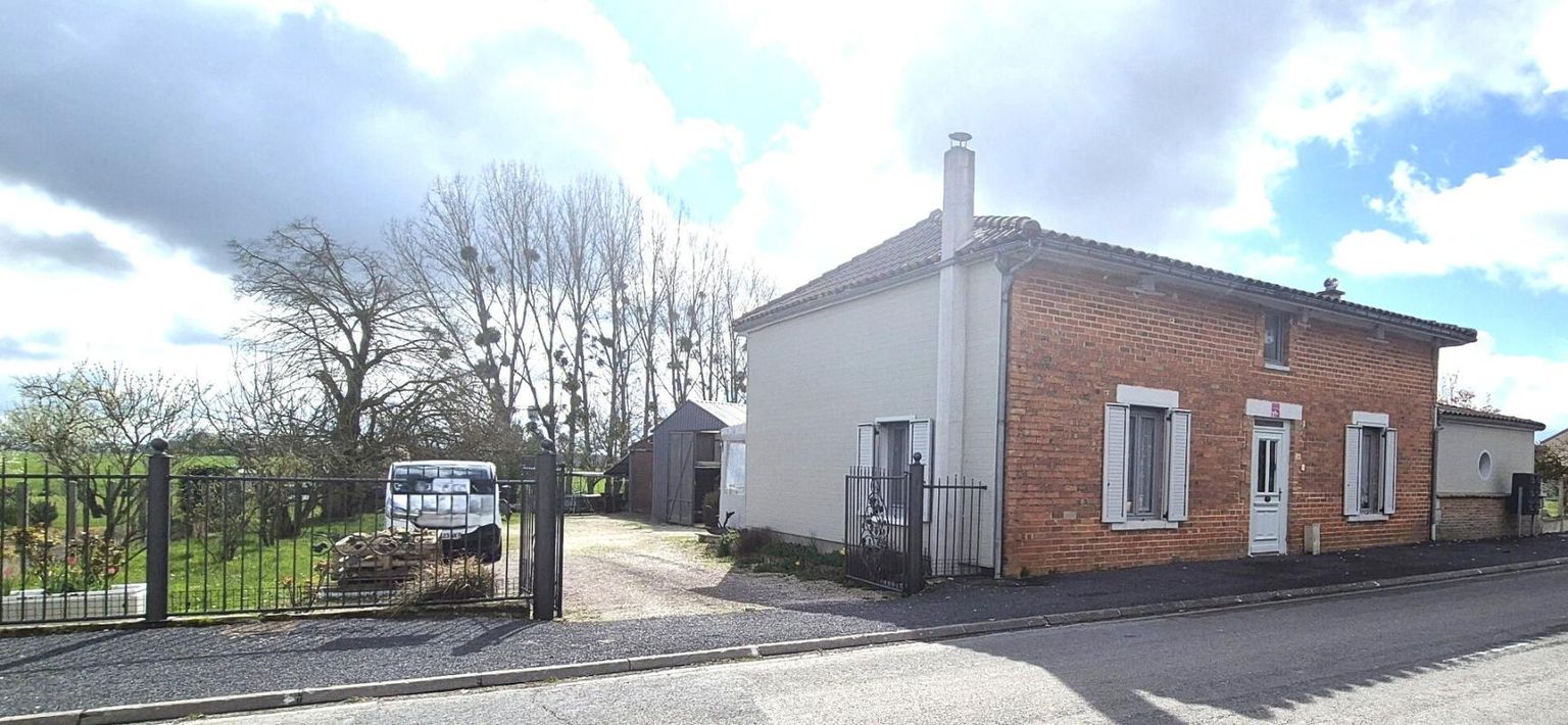 Belle Maison de Village en Brique de 1848 de 165 m² Rénover et Entretenue avec son Ascenseur Ergonomique, sa Cour avant de 180 m² sécurisée et sa Terrasse discrète, ses Dépendances de 48 et 52 m², Garage attenant de 38 m² avec Buanderie, Four à Bois, Cuis