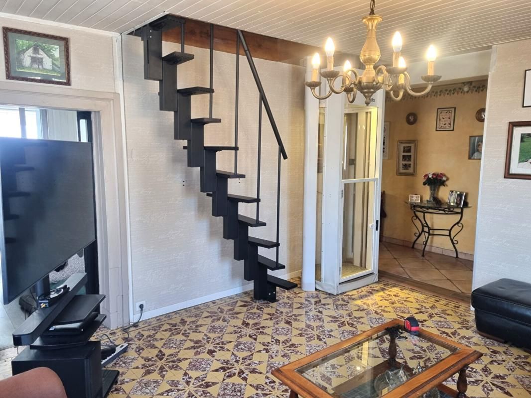 GIFFAUMONT-CHAMPAUBERT Belle Maison de Village en Brique de 1848 de 165 m² Rénover et Entretenue avec son Ascenseur Ergonomique, sa Cour avant de 180 m² sécurisée et sa Terrasse discrète, ses Dépendances de 48 et 52 m², Garage attenant de 38 m² avec Buanderie, Four à Bois, Cuis 2