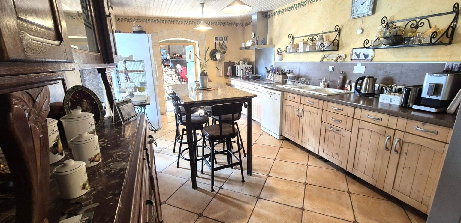 GIFFAUMONT-CHAMPAUBERT Belle Maison de Village en Brique de 1848 de 165 m² Rénover et Entretenue avec son Ascenseur Ergonomique, sa Cour avant de 180 m² sécurisée et sa Terrasse discrète, ses Dépendances de 48 et 52 m², Garage attenant de 38 m² avec Buanderie, Four à Bois, Cuis 4