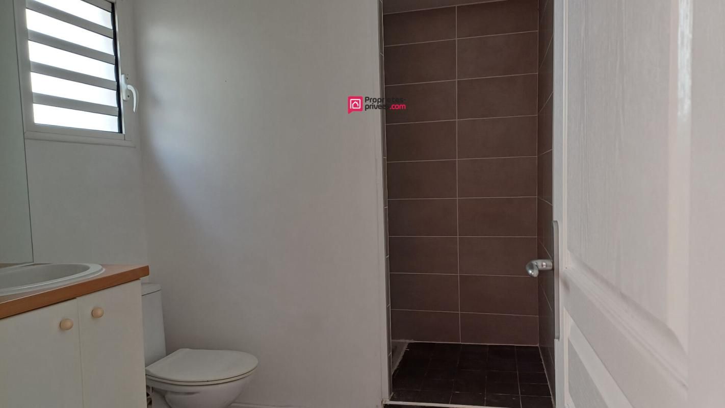 SAINT-LOUIS 97490 Moufia beau T1 d'environ 26 m² plus varangue env 8m² et place de parking sécurisé 4