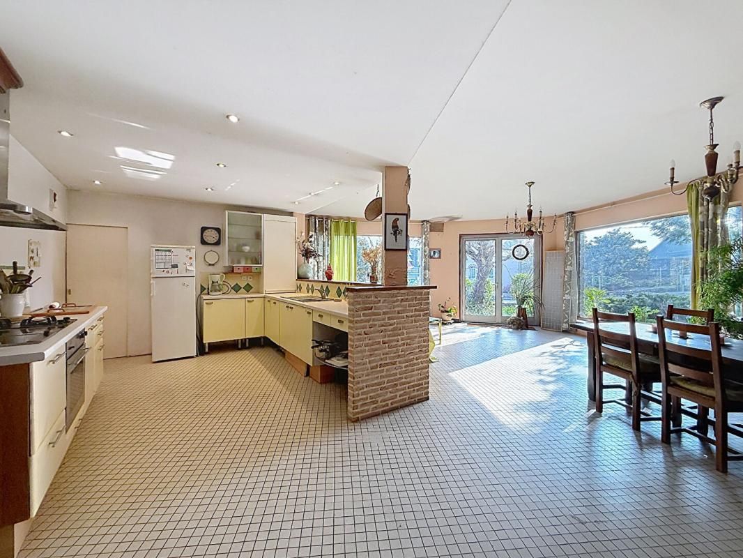 VANNES Maison en pierre de caractère à rénover. Vannes quartier Gare, volumes et potentiel rare 3