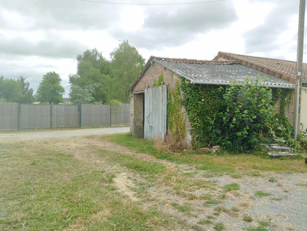 MONTREVAULT Dépendance de 25m² transformable en habitation, le Fuillet (49270) 1