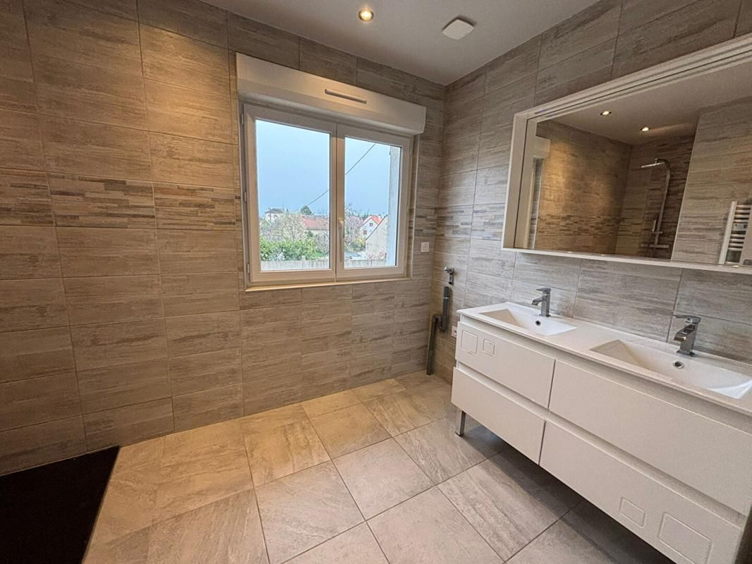 NEVERS Maison avec jardin et garage  4 chambres proche commodités 2