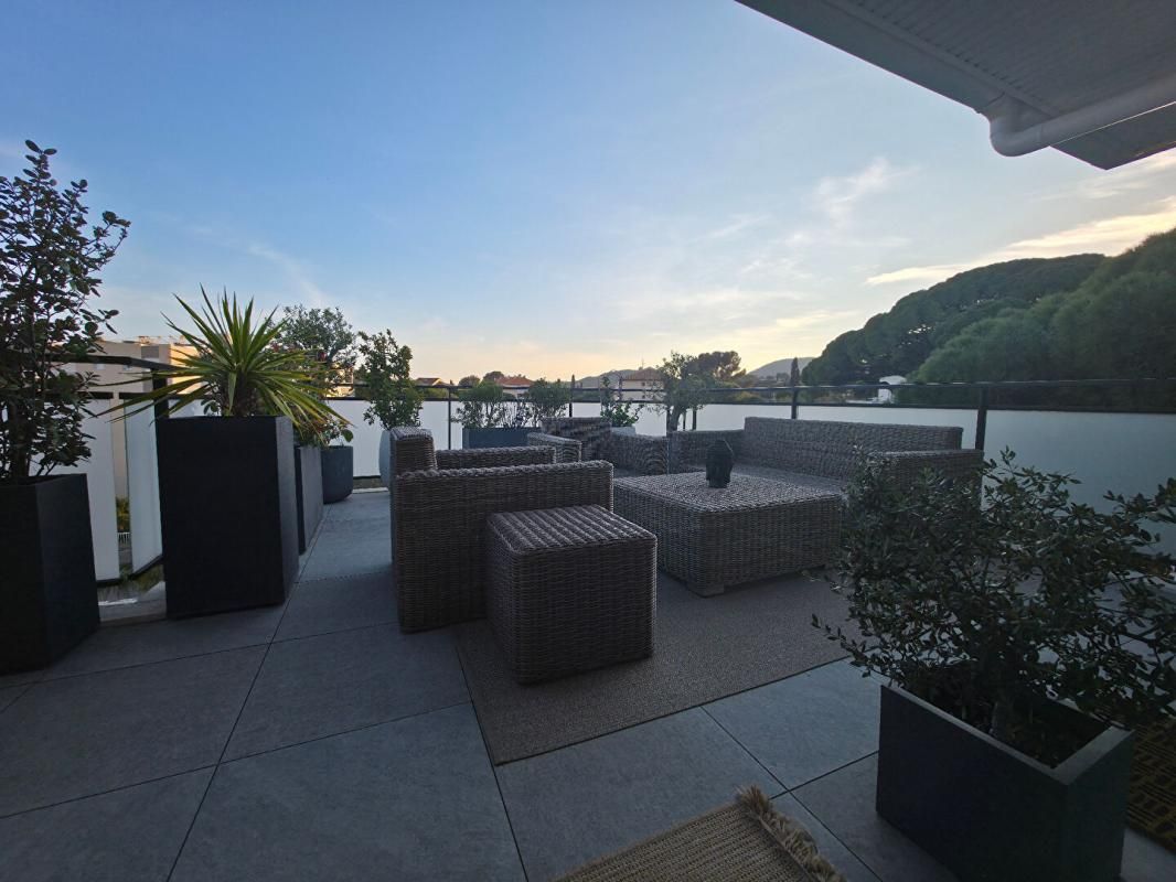 CAVALAIRE-SUR-MER EXCEPTIONNEL T4 DERNIER ÉTAGE AVEC TERRASSE PANORAMIQUE & DOUBLE GARAGE A 679000 EUR 2
