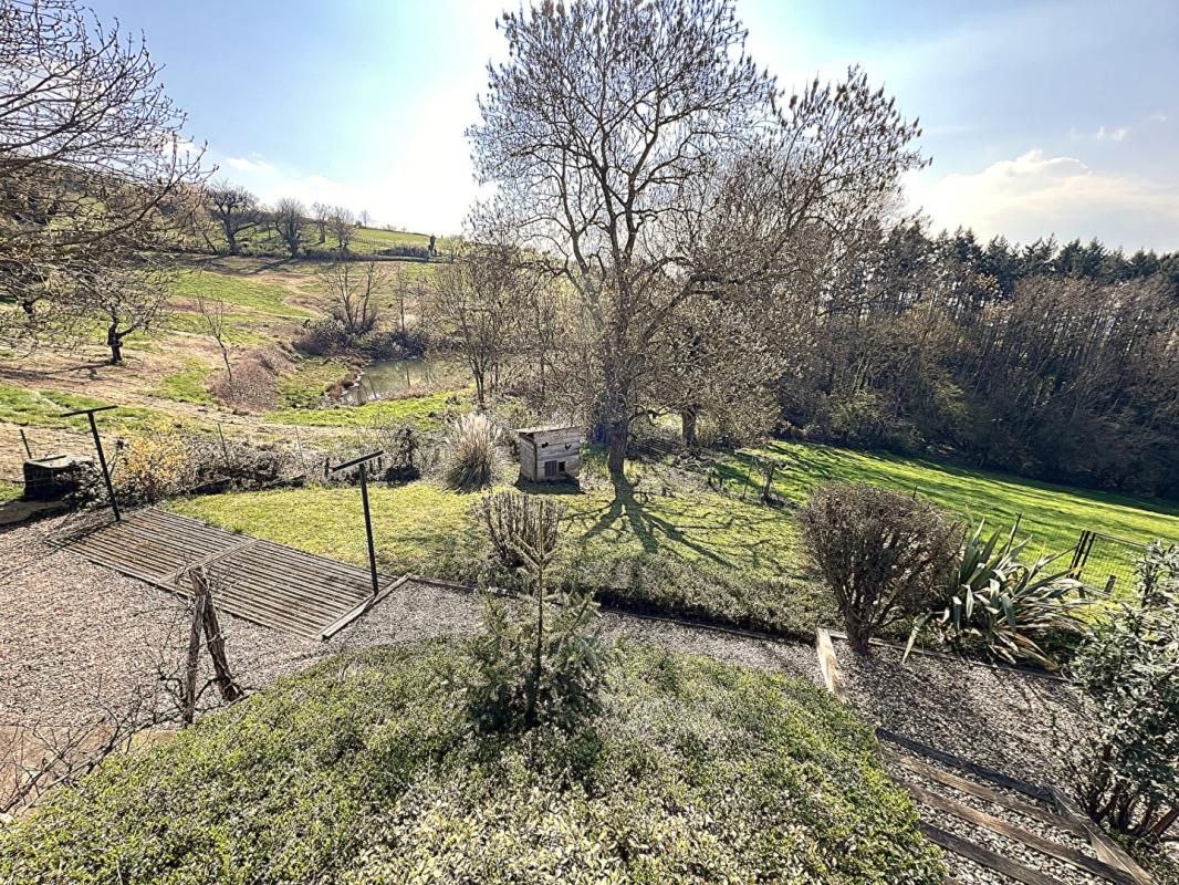 FLEURIEUX-SUR-L'ARBRESLE FLEURIEUX SUR L'ARBRESLE. Villa 195 m2 -5 chambres- sur terrain 1656 m2 avec dépendances et piscine 3