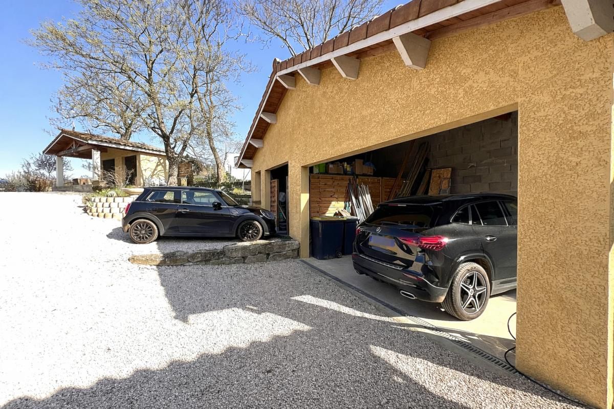 FLEURIEUX-SUR-L'ARBRESLE FLEURIEUX SUR L'ARBRESLE. Villa 195 m2 -5 chambres- sur terrain 1656 m2 avec dépendances et piscine 4