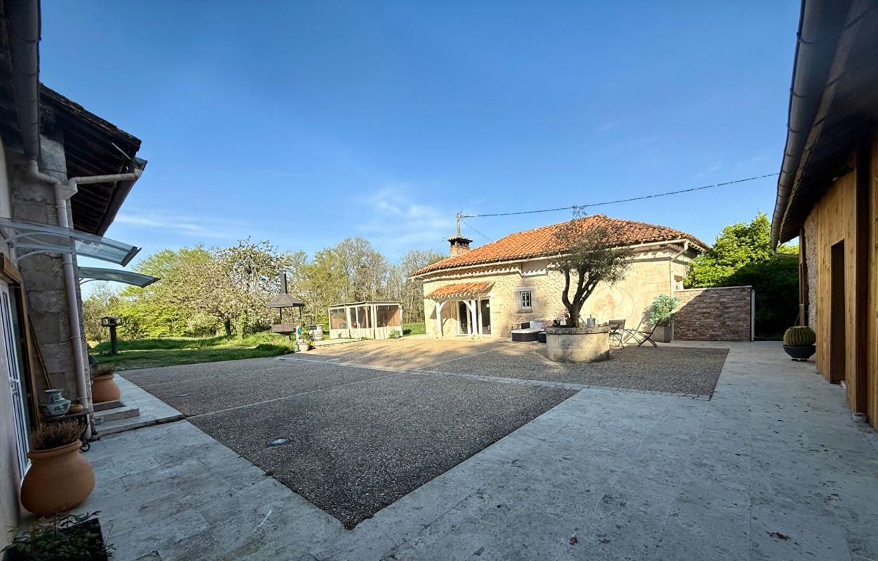 MONTREM Ensemble immobilier rénové avec prestations de qualité - Cadre naturel et potentiel professionnel 4