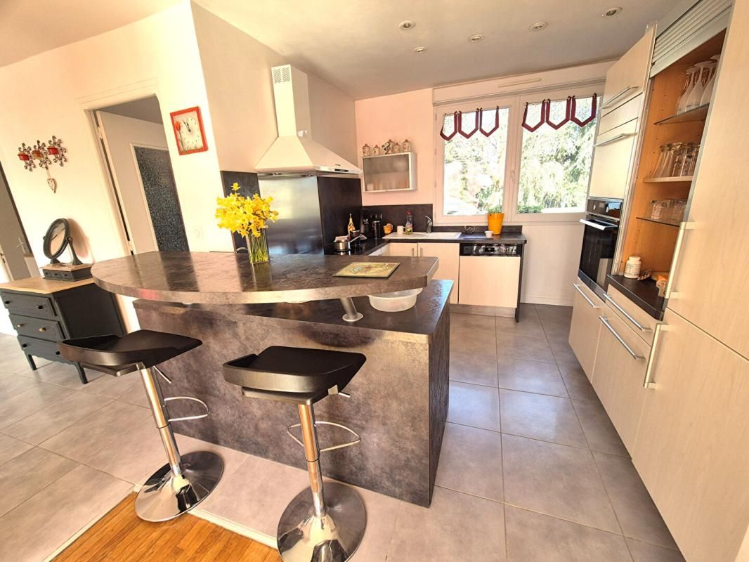 SAINT-DIZIER Belle Maison ou Pavillon sur Sous-sol de 146 m² entièrement Rénovée avec Cour, Atelier, Terrasse, Appentis et Terrain clos et arboré de 376 m² 3