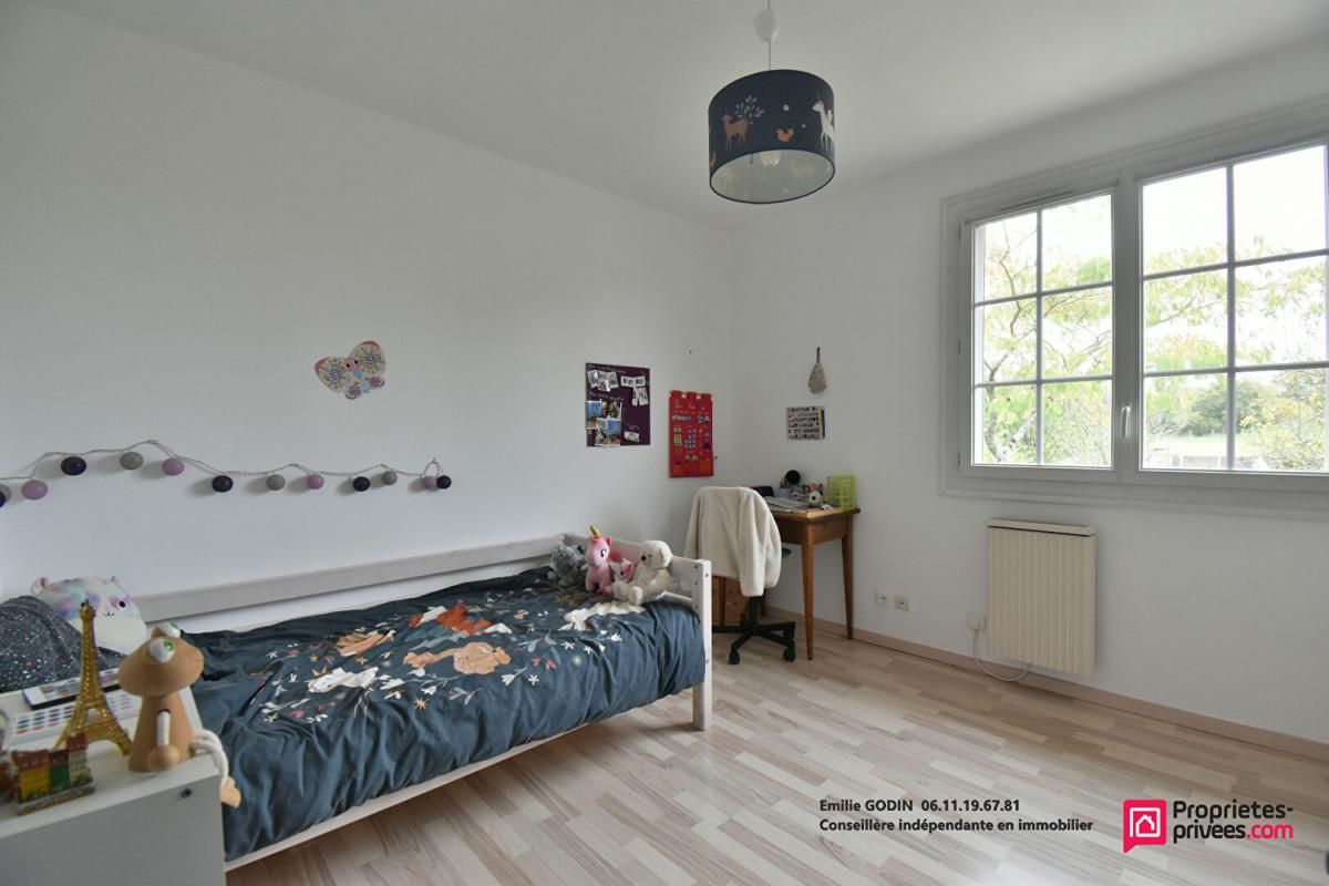 SAINT-PIERRE-DES-ECHAUBROGNES Maison Saint Pierre Des Echaubrogne 6 pièce(s) 110 m2 4