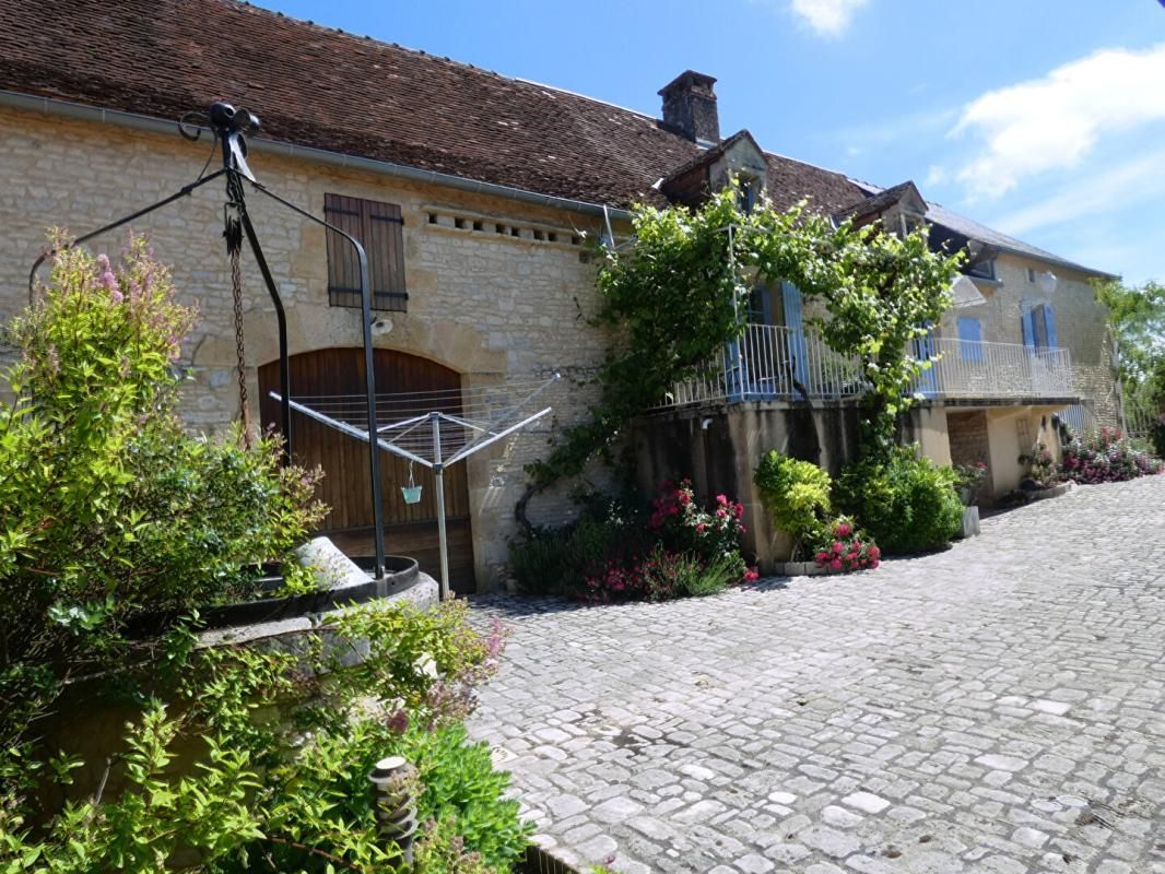 TEMPLE-LAGUYON Maison125 m2 / 3 chambres / grange / terrain 4225m² 2