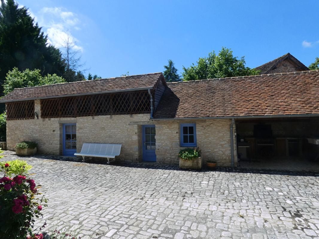 TEMPLE-LAGUYON Maison125 m2 / 3 chambres / grange / terrain 4225m² 4