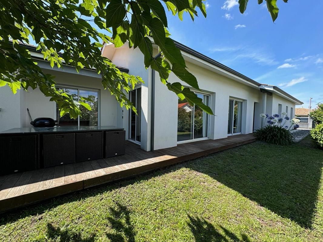 ARES Maison Ares 4 pièce(s) 112 m2 + cellier - garage et piscine 1