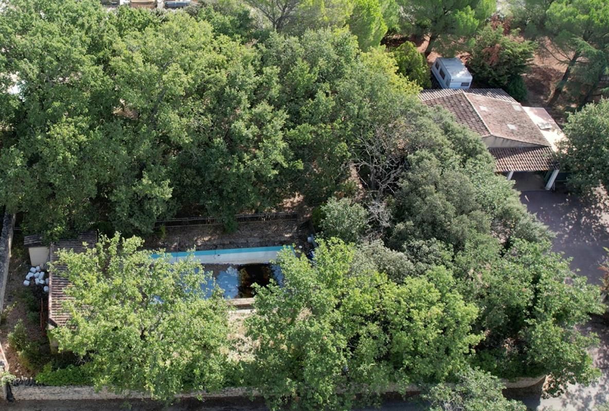 GORDES À vendre -Terrain constructible 2 000m2 avec grange et piscine à réhabiliter  -Gordes, Les Imberts 3