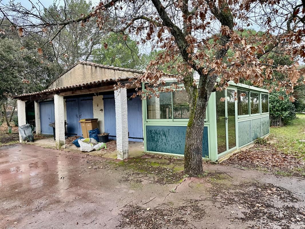 GORDES À vendre -Terrain constructible 2 000m2 avec grange et piscine à réhabiliter  -Gordes, Les Imberts 4