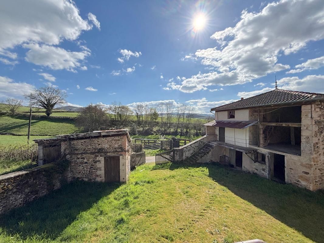 SAINT-LEGER-SOUS-LA-BUSSIERE Ancienne ferme à rénover avec vue dégagée 2