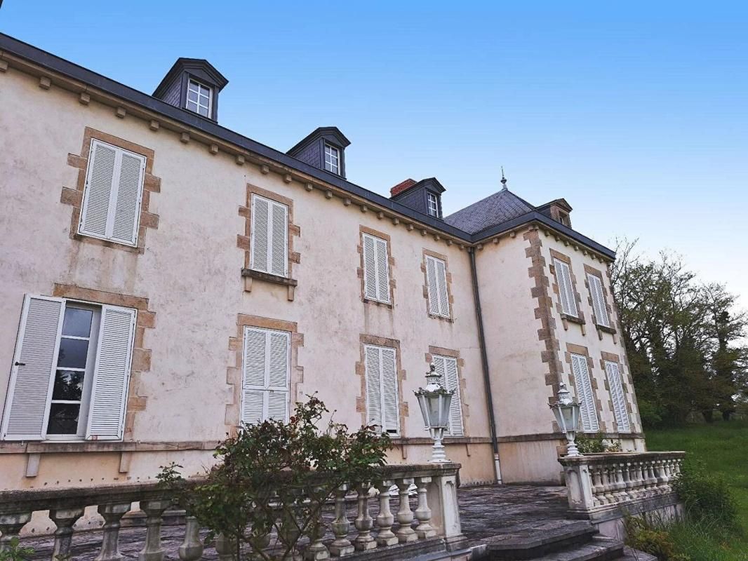 MOULINS-ENGILBERT Château Moulins Engilbert 12 pièce(s) 395,85 m2 2